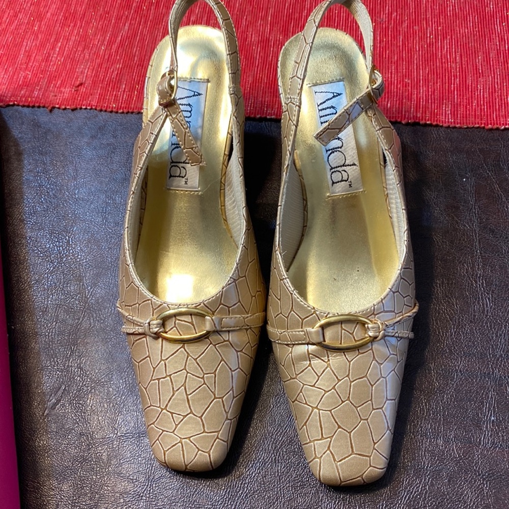 Amanda taupe low-heel Roxy pumps with box